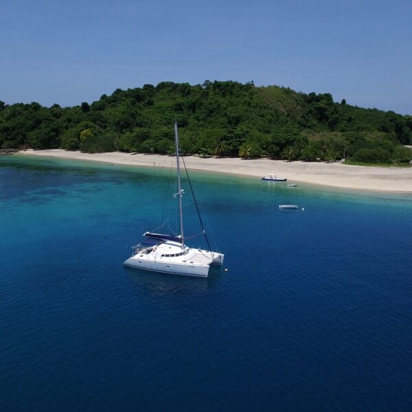 catamarano e isola