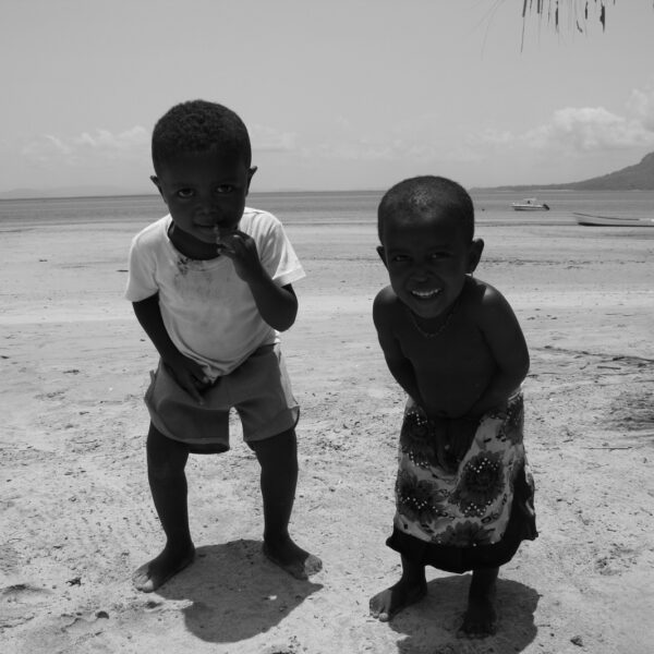 Sorrisi di bimbi in spiaggia a Nosy be