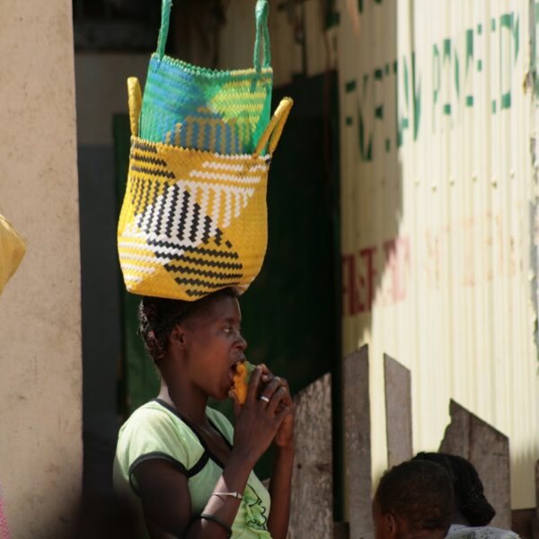 ragazza a belo sur tsiribihina con cesta sul capo