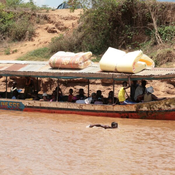 barca con malgasci sul fiume tsiribihina in Madagascar