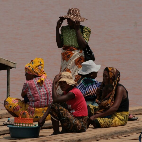 donne sul fiume tsiribihina in madagascar