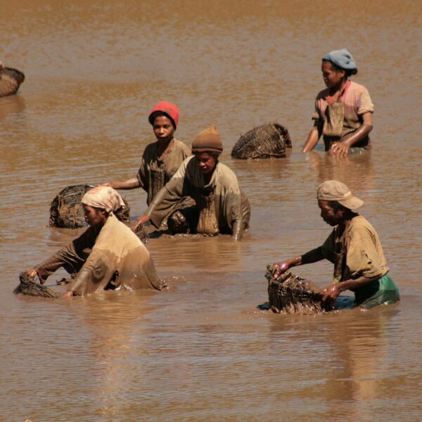 donne che lavano i panni nel fiume in Madagascar