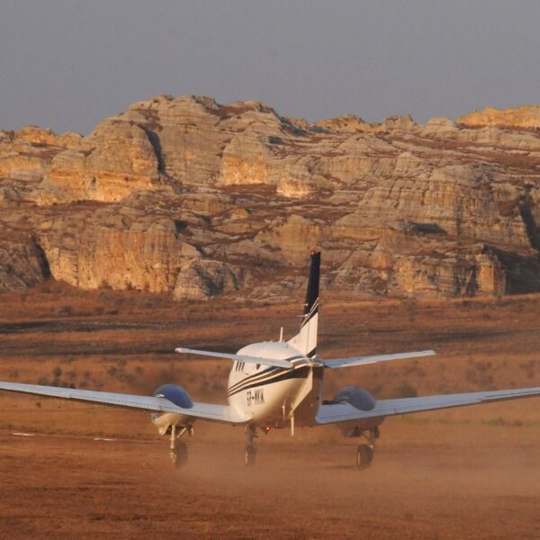 aereo privato che atterra con vista sul massiccio roccioso del parco dell'isalo in madagascar