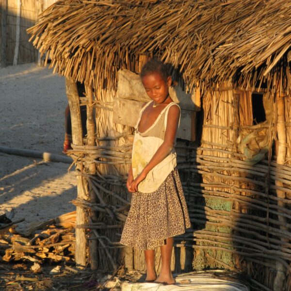 bimba del popolo Vezo fuori dalla sua capanna in Madagascar