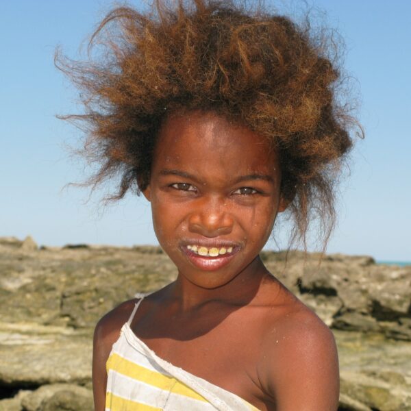 primo piano di una bambina di etnia Vezo in Madagascar