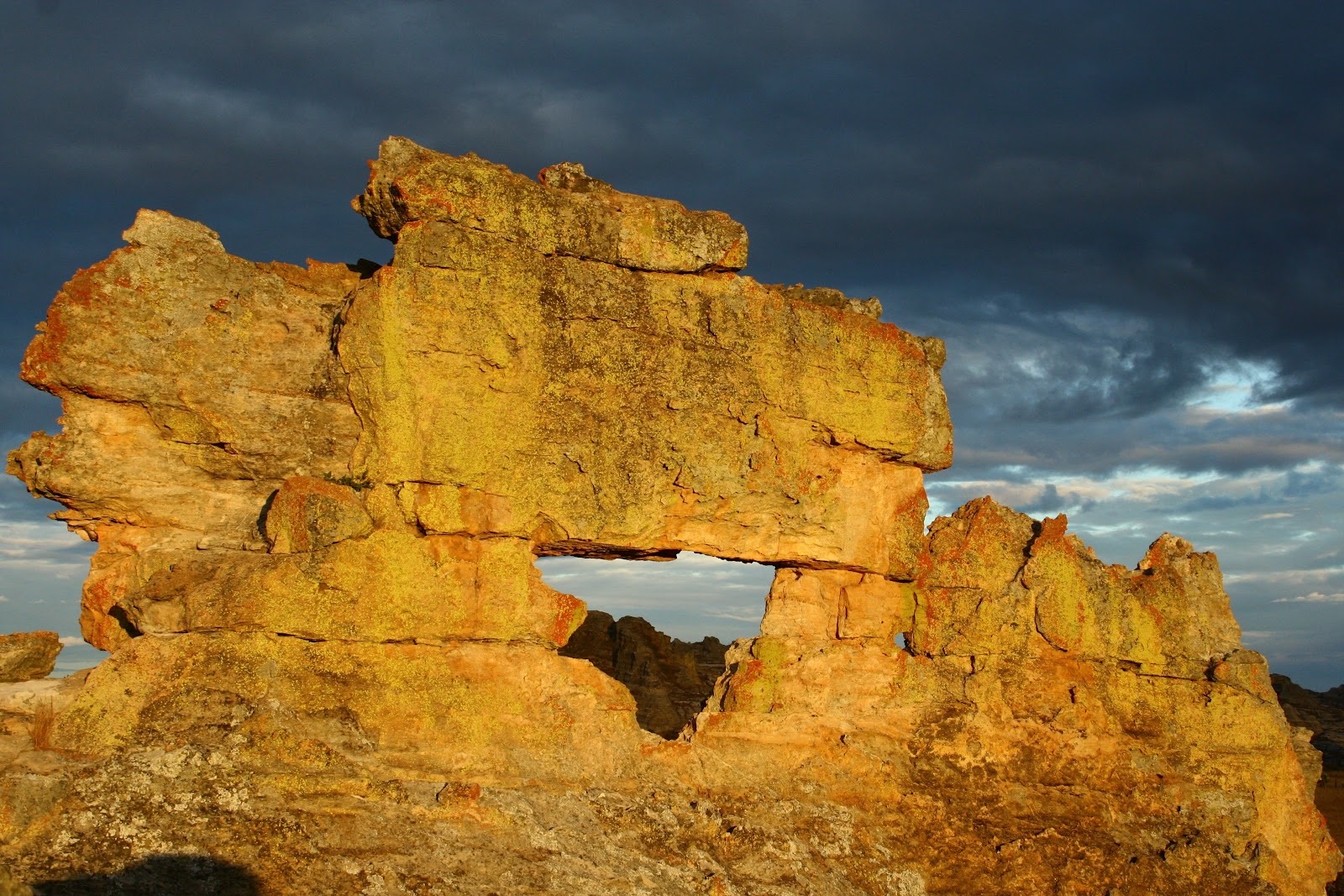 Roccia chiamata la finestra dell'Isalo nel parco nazionale in Madagascar