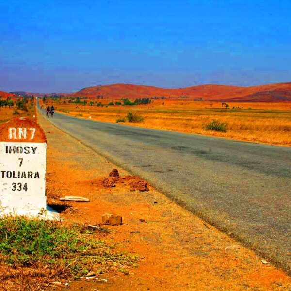 la route nationale 7 e il terreno rosso per il contenuto di laterite