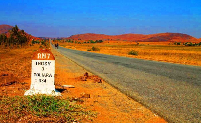 la route nationale 7 e il terreno rosso per il contenuto di laterite