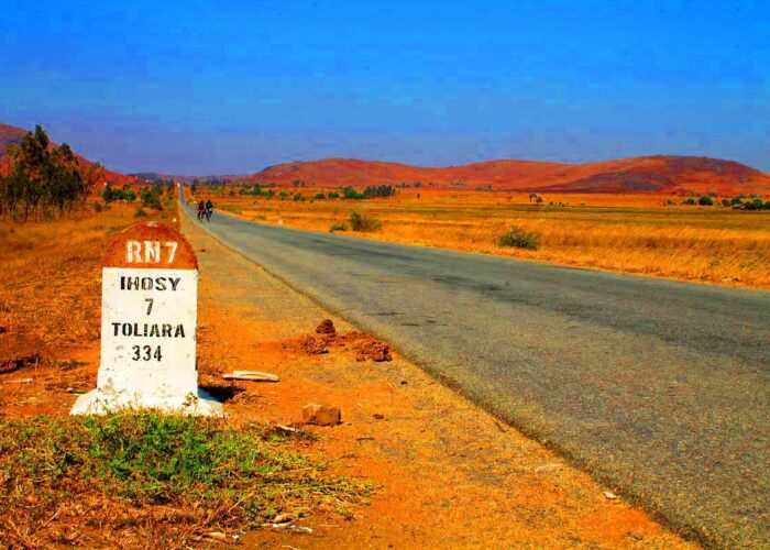 la route nationale 7 e il terreno rosso per il contenuto di laterite