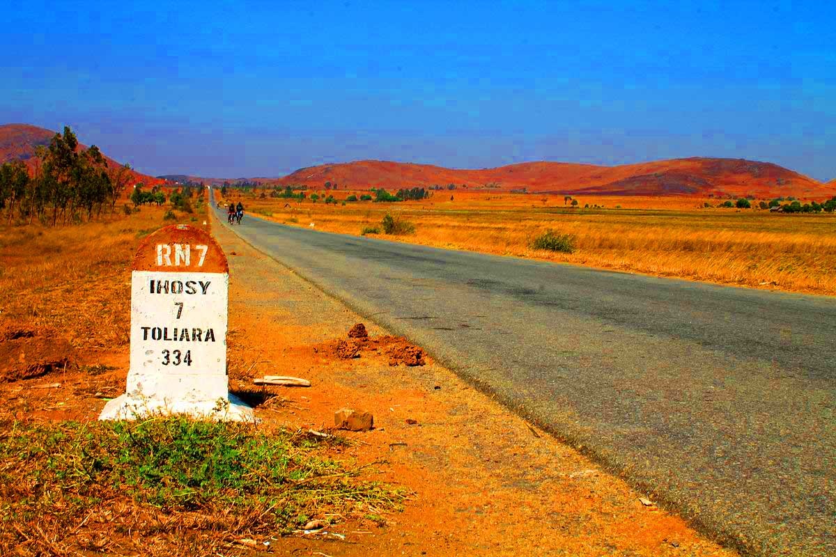 la route nationale 7 e il terreno rosso per il contenuto di laterite