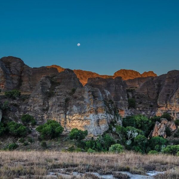 Luna sospesa sopra il massiccio dell'Isalo in Madagascar