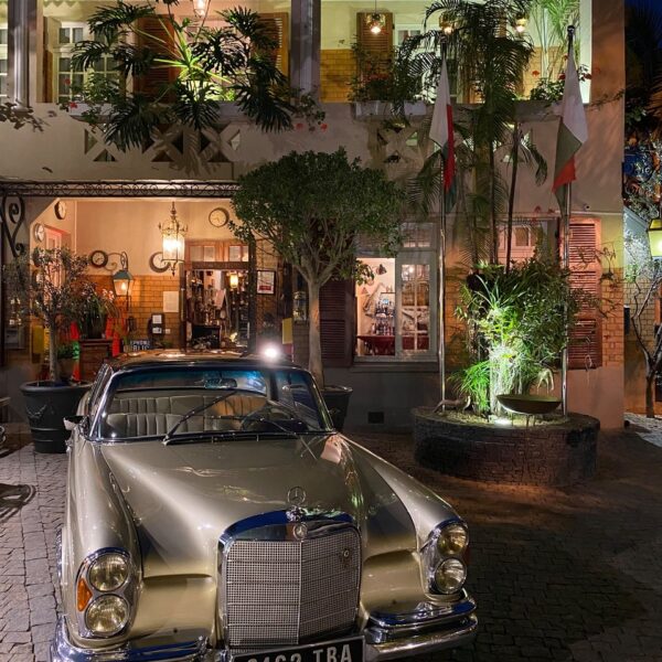 auto d'epoca al ristorante la varangue di Antananarivo