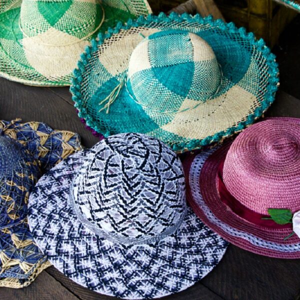 Souvenir da Madagascar: cappelli di rafia colorata