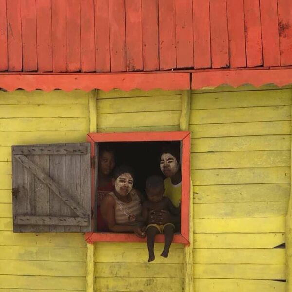 Donne del Madagascar alla finestra di un Epibar, piccolo emporio