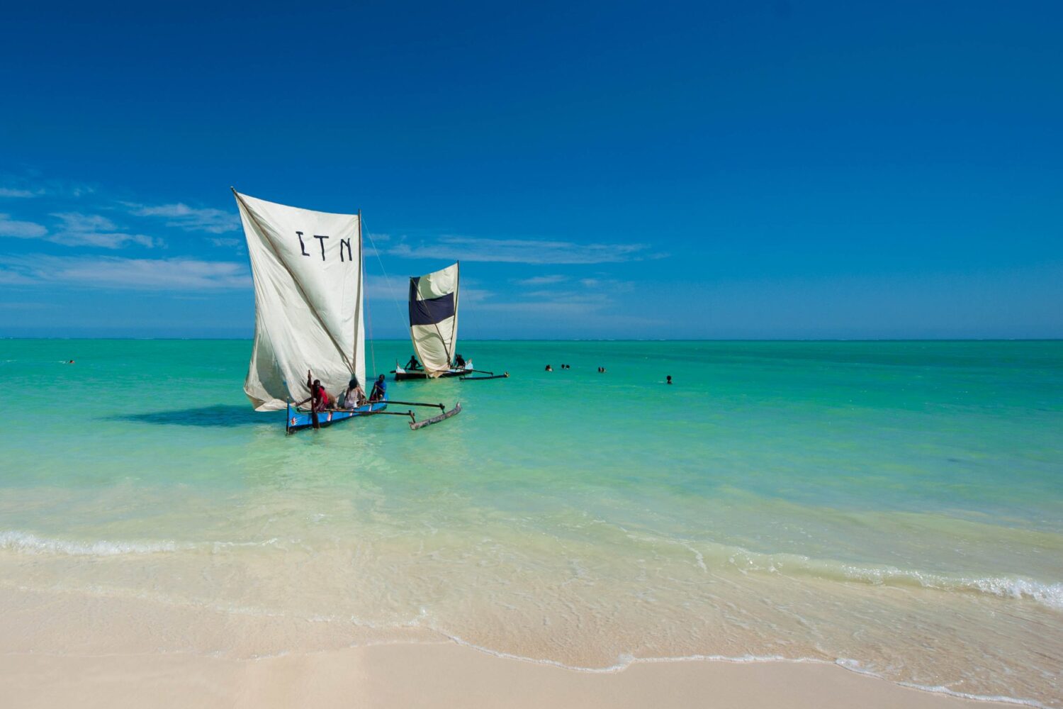 Piroghe a bilanciere con vela quadrata su una splendida spiaggia in Madagascar