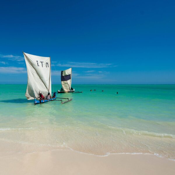 Piroghe a bilanciere con vela quadrata su una splendida spiaggia in Madagascar