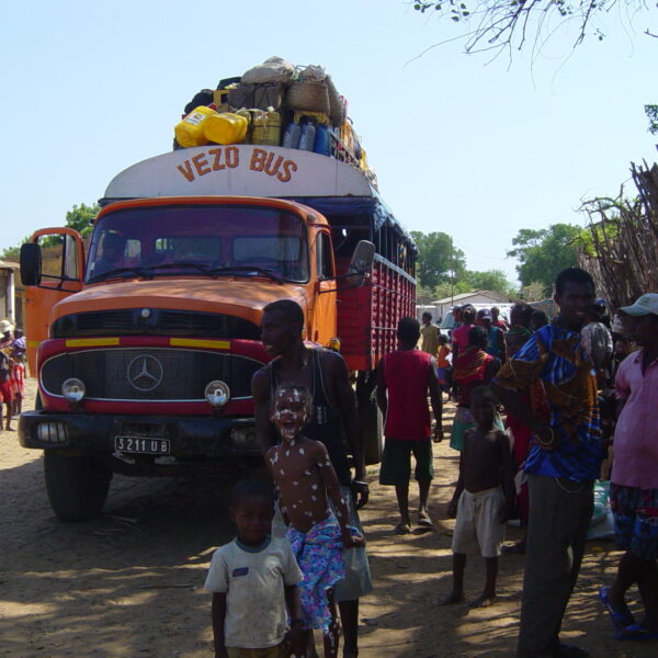 Un Vezo Bus, grande camion per il trasporto di merci e persone sulla pista