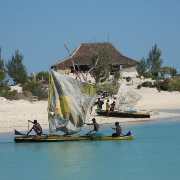 piroghe Vezo sulla spiaggia dell'hotel Salary Bay in Madagascar