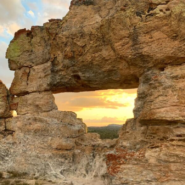 tramonto alla roccia chiamata finestra dell'isalo