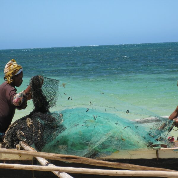 Pescatori che puliscono la reta in Madagascar